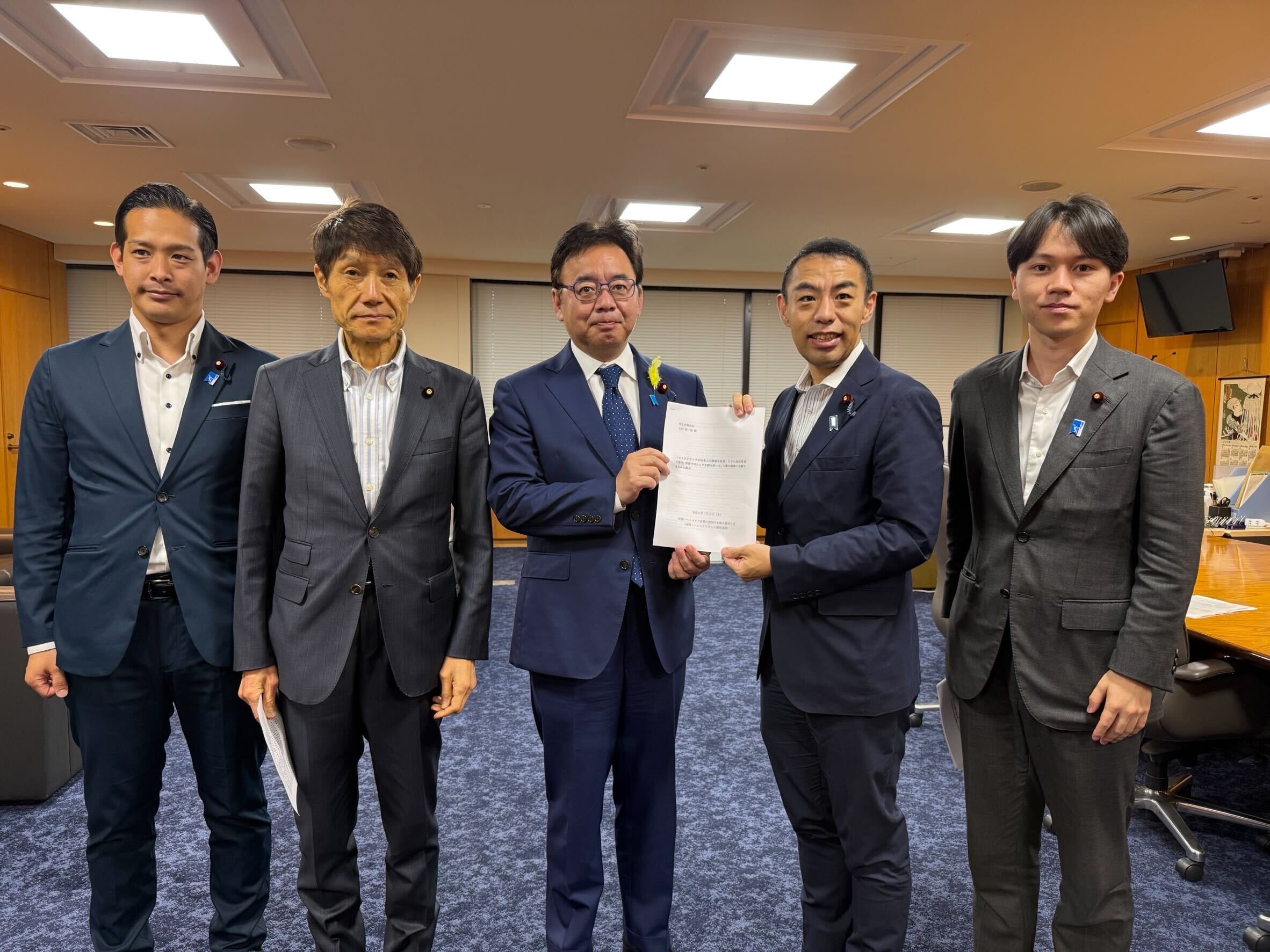 7月2日 ヘルスケアテック議員連盟で取りまとめた提言書を赤澤経済産業大臣、上野厚生労働大臣に手交いただきました。